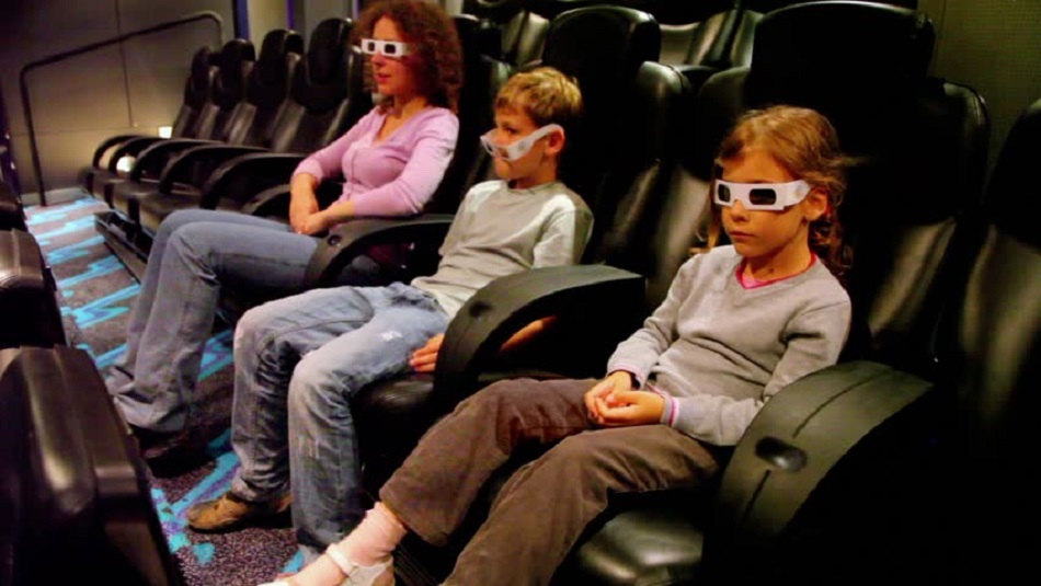 O mama singura cu doi copii a fost umilita intr-un cinema din Capitala