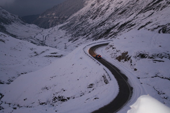 Patru tineri s-au prăbușit cu mașina pe Transfăgărășan, 