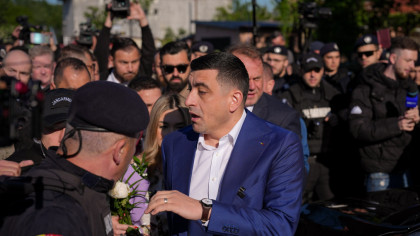 Politicianul care a ÎNCĂLCAT legea în secțiile de votare, deși George Simion și Călin Georgescu au fost dați afară de poliție! Cine a acordat declarații direct din secția de votare