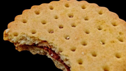 Sigur NU știai! De ce biscuiții au găuri?